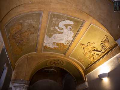Quest�ultima incanta per la sua particolarit� architettonica e decorativa. L�accesso alle scale � introdotto da una piccola volta impreziosita da tre riquadri con decorazioni a stucco di soggetti mitologici realizzati tra il XVII e il XVIII secolo